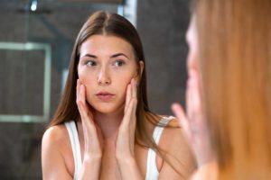 Meisje voor de spiegel