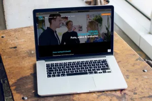 Macbook met de website van Black Coffee Visuals in beeld