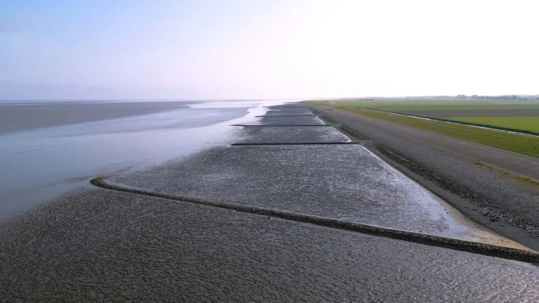 Videostill van de waddenkust uit de wervingsfilm voor Elan Onderwijsgroep