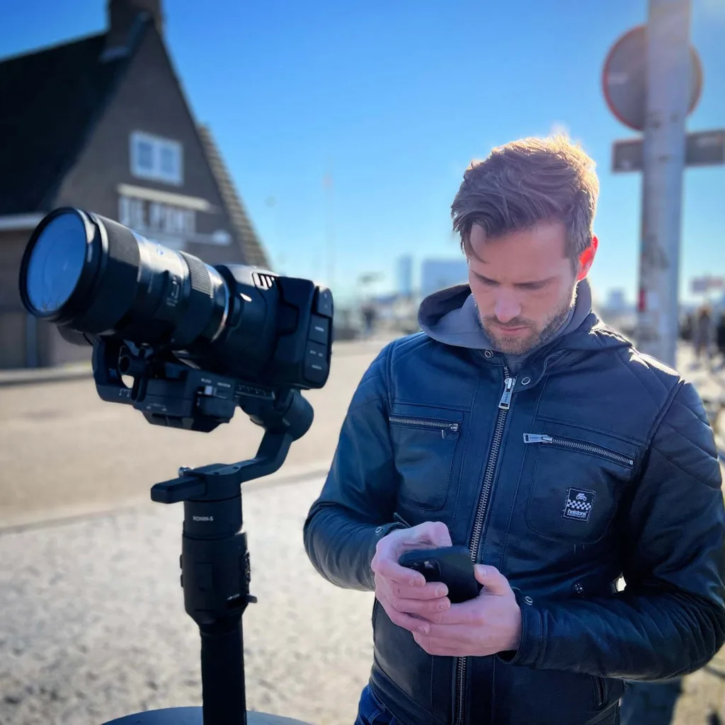 Foto van Andries met een videocamera op een DJI Gimbal