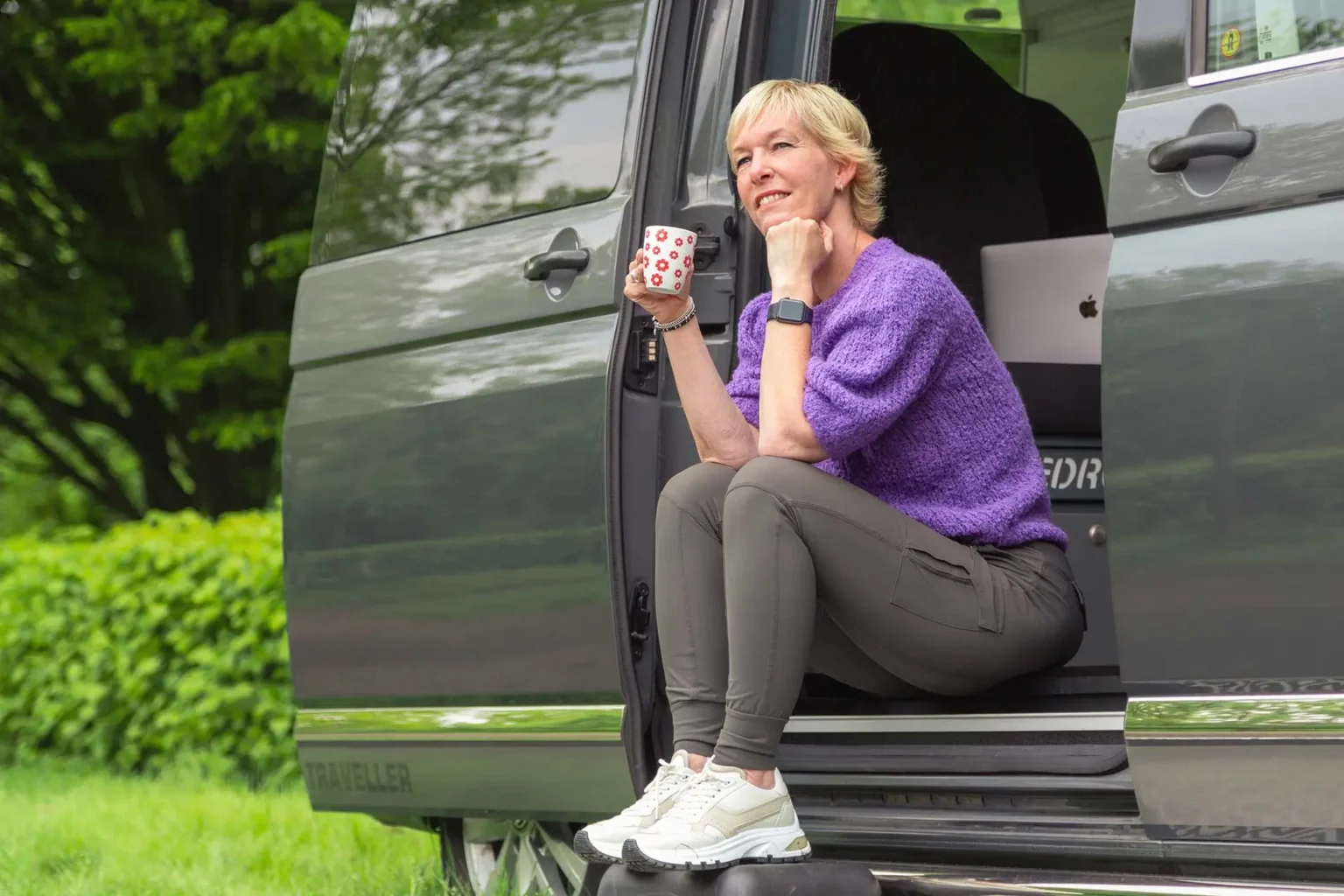 Mireille Veenhuis van Merkwaardig Verschil in een camperbusje met een kop koffie