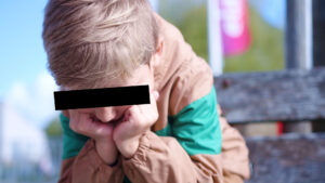 Foto van kind met een privacy balkje