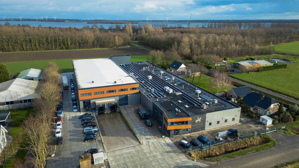 Drone foto van De Ruiter's bakkerij in Ooltgensplaat
