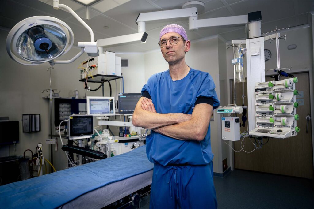 Sfeerfoto van Paul van Beest in een operatiekamer