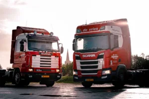 Vrachtwagens van De Vries Transport Hallum